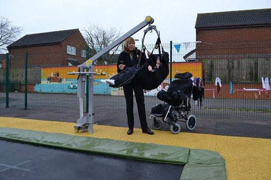 Tillift bij trampoline | Veilige transferoplossing voor zorg en therapie