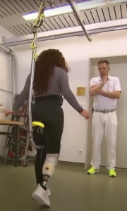 Gebruiker oefent veilig staan en bewegen met de Therapiebeugel tijdens therapie en revalidatie.
