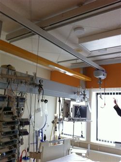 bed opmaken met plafondlift