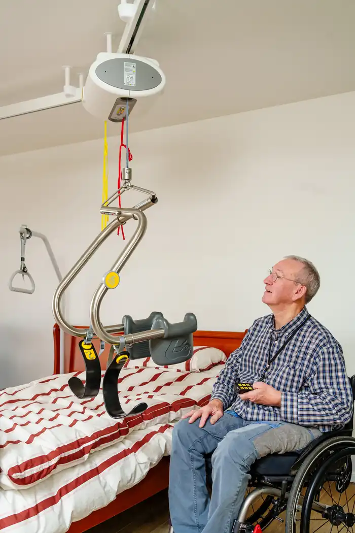 Een dwarslaesie: kies je voor een verrijdbare tillift of een plafondlift?